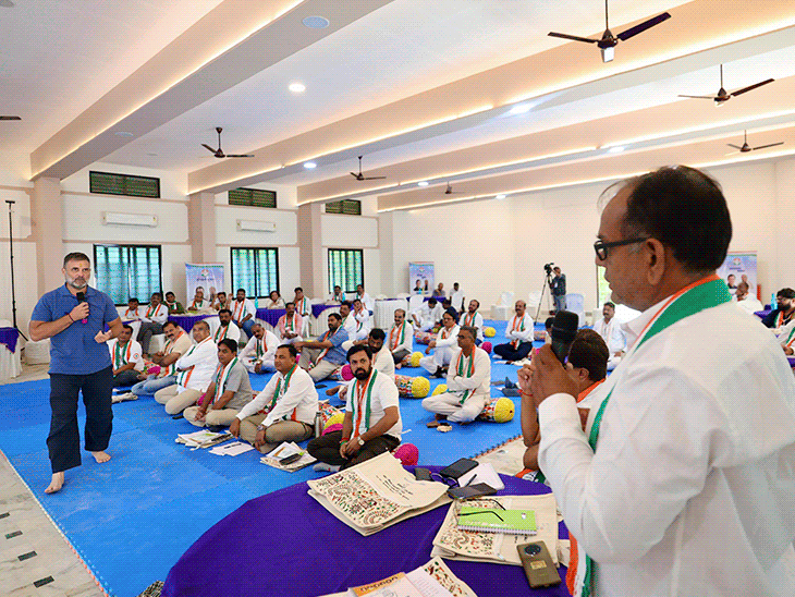 जूनागढ़ के शिविर में जिलाध्यक्षों से बात करते हुए राहुल गांधी। (तस्वीर 12 सितंबर की है)