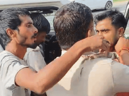 आरटीओ कर्मी और ट्रक ड्राइवर के बीच चल रही तनातनी देख इंस्पेक्टर शशिकांत शर्मा ने ड्राइवर का गला दोनों हाथों से दबाकर उसे ऊपर उठा लिया।