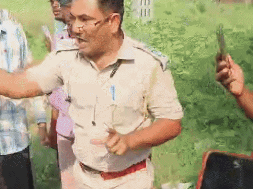 गला दबाने पर दूसरे ड्राइवर ने इंस्पेक्टर को धक्का देकर दूर हटाया और उसे रोकने का प्रयास किया।