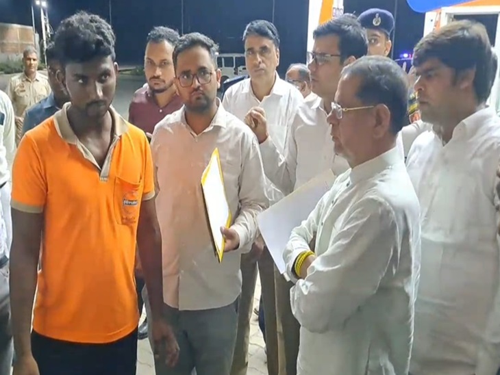 पेट्रोल पंप में छापा मारते हुए मंत्री राजेश नागर।