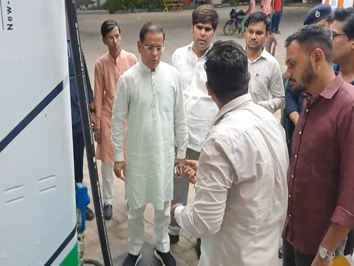 पेट्रोल पंप में छापा मारते हुए मंत्री राजेश नागर।