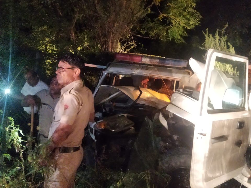 हादसे के बाद जांच करती पुलिस।