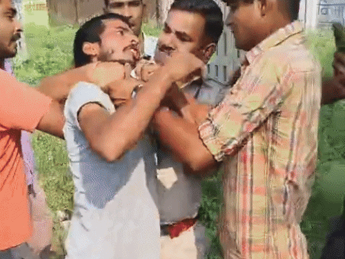 इंस्पेक्टर शशिकांत शर्मा ने धक्का देने वाले ड्राइवर को गर्दन से जकड़ लिया। इस दौरान लोगों ने बीच-बचाव किया।