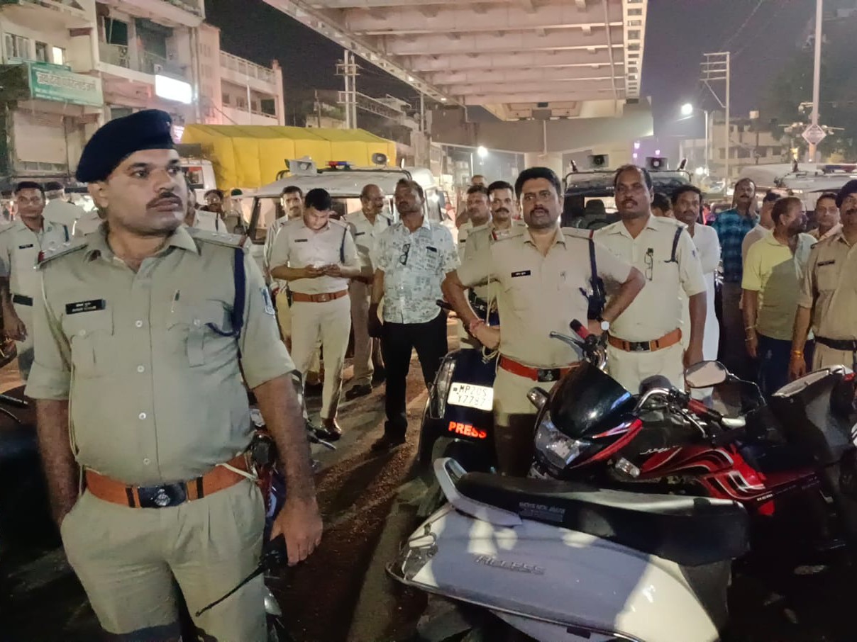 हंगामे के बाद बड़ी संख्या में पुलिस बल तैनात रहा।