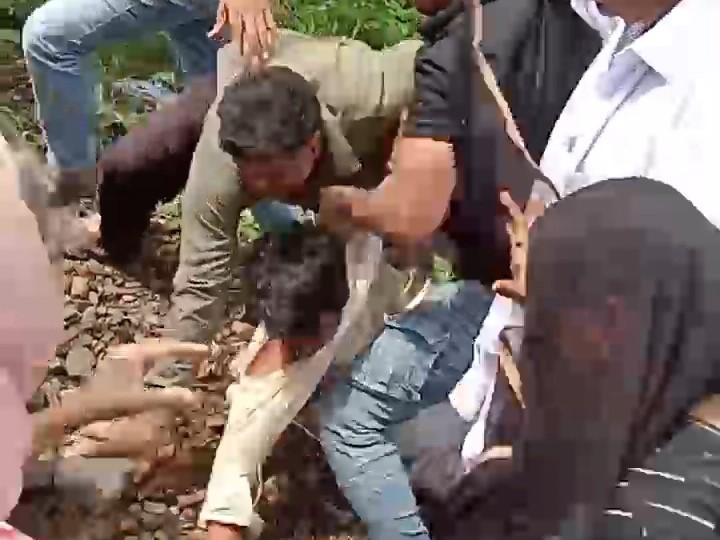 दोनों पक्ष मारपीट करते रहे।