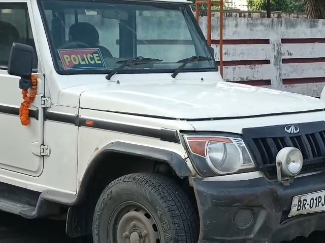 मौके पर मौजूद पुलिस की गाड़ी।