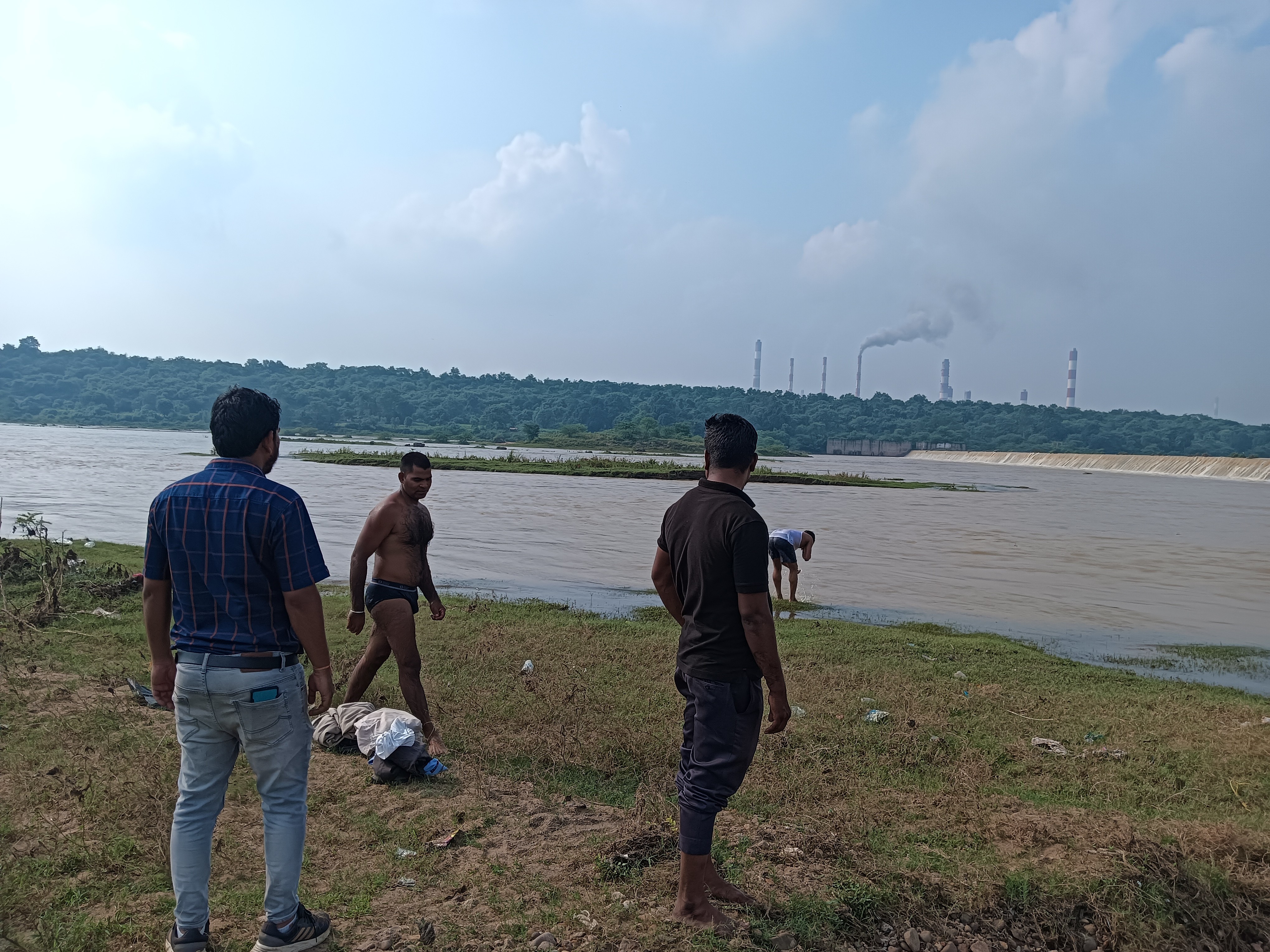 गोताखोर युवती की तलाश में जुटे हुए हैं।
