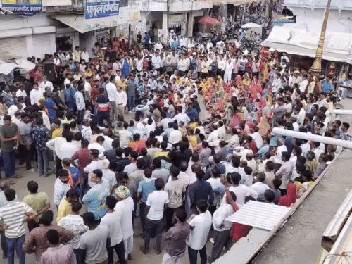 गुरुवार को कपासन में पांच बत्ती चौराहे पर हमलावरों को पकड़ने की मांग को लेकर विरोध-प्रदर्शन किया गया।