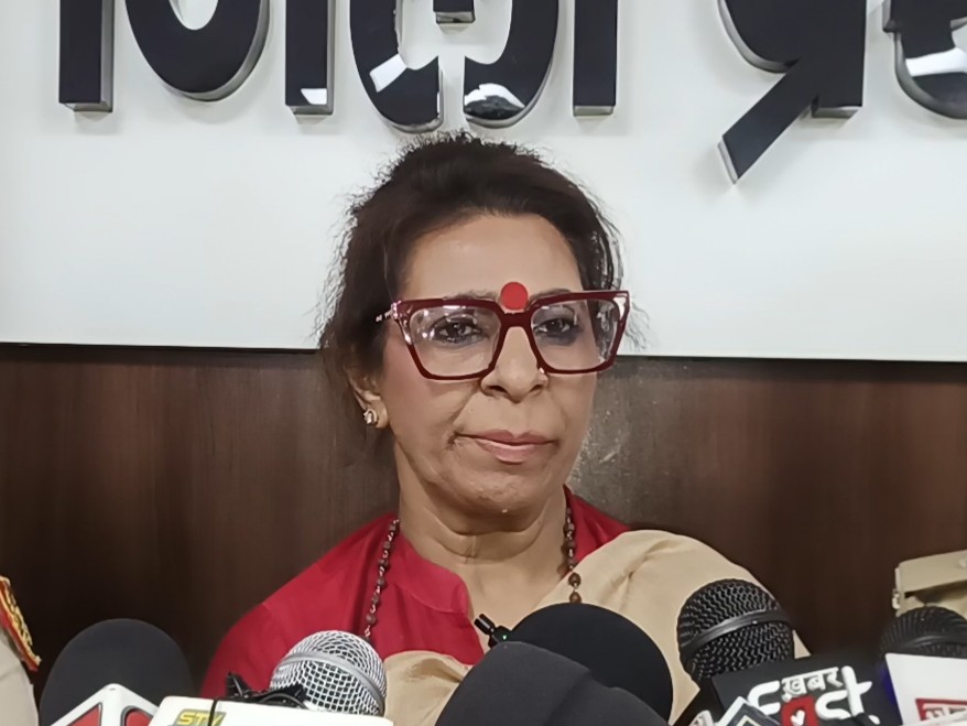 जानकारी देतीं हुई हरियाणा महिला आयोग की चेयरपर्सन रेनू भाटिया।