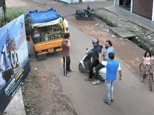 तभी बच्ची की युवकों के पास आती है और उनसे सांस लेने में दिक्कत होने की बात कहती है।