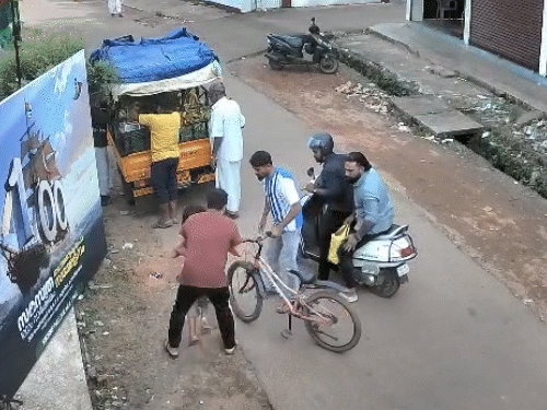 इसके बाद एक युवक बच्ची को उठाकर उसे उल्टा करता है।