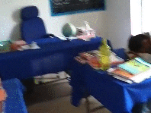 टेबल पर सिर रखकर शिक्षक सोते दिखे।