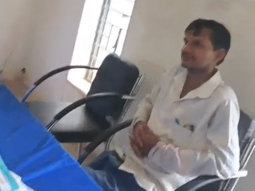 वीडियो बनाने की भनक लगते ही उठ गए।