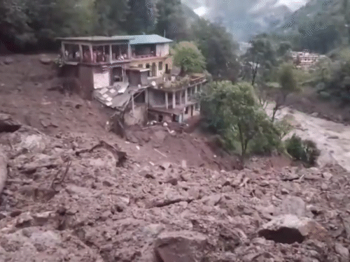 नंदानगर में बादल फटने के बाद पूरे इलाके में मलबा जमा हो गया। घरों में भी मलबा भर गया।
