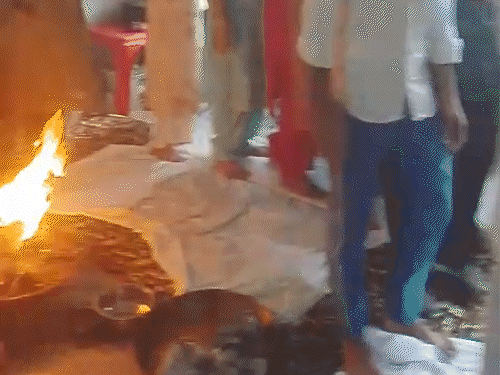 बलवान पूनिया को श्रद्धांजलि देते लोग। उनके लिए परिजनों ने हवन किया।
