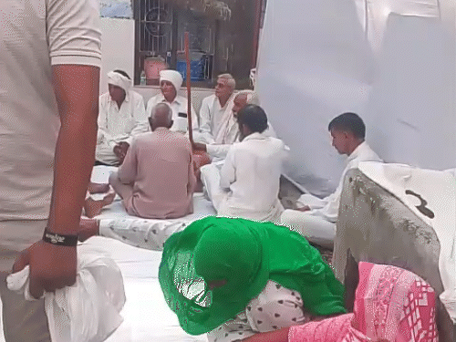 बजरंग पूनिया के पिता को श्रद्धांजलि देने जमा हुए लोग।