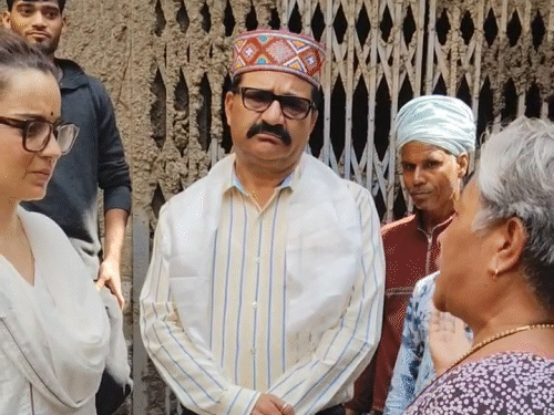 MP Kangana Ranot meeting disaster affected in Manali.