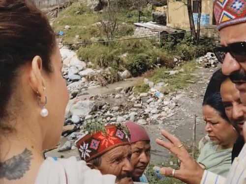 MP Kangana, seeing the damage caused by heavy rains in the Bahang region of Manali and meeting the affected.