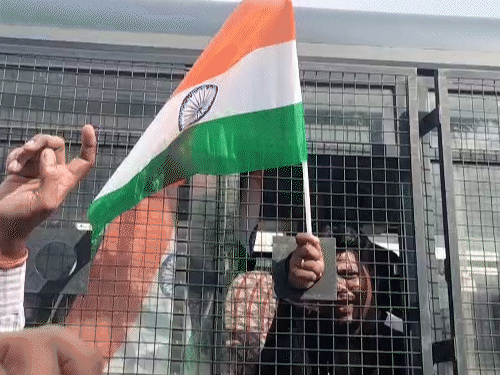 हर कर्मचारी का नाम और हस्ताक्षर लिए गए और उन्हें छोड़ दिया गया।