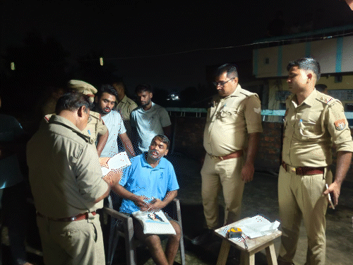 आजमगढ़ में किशोरी द्वारा आत्महत्या के बाद पिता से बात करती पुलिस।