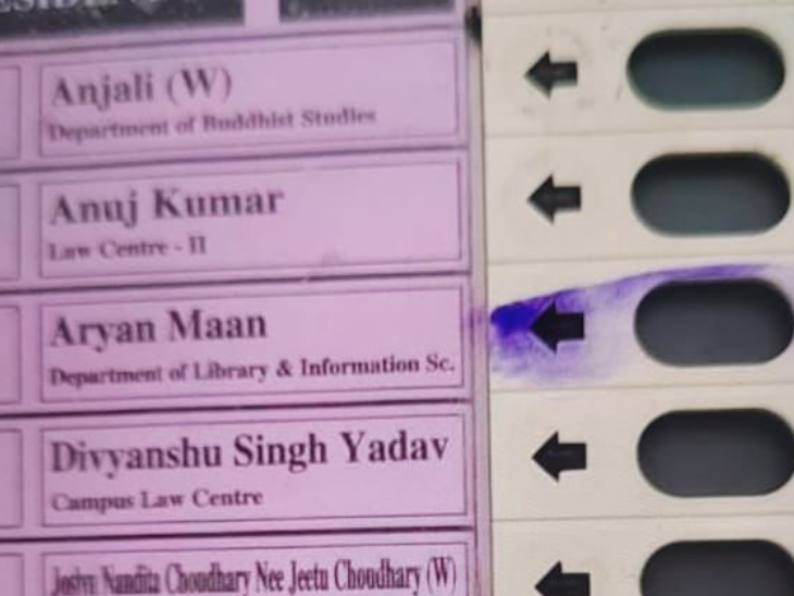 NSUI की ओर से EVM की फोटो भी जारी की गई है, इसमें ABVP प्रत्याशी मान के नाम के आगे स्याही लगी है।