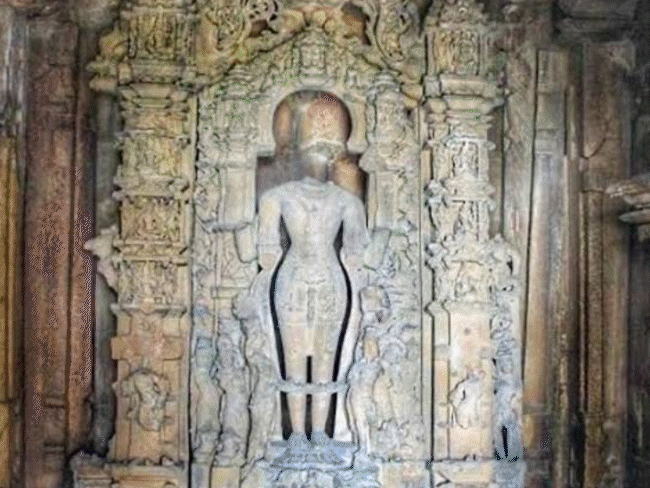 जावरी मंदिर खजुराहो का पहला मंदिर है, जिसे साइड व्यू से पूरा देखा जा सकता है। इसमें भगवान विष्णु की खंडित मूर्ति है। - Dainik Bhaskar