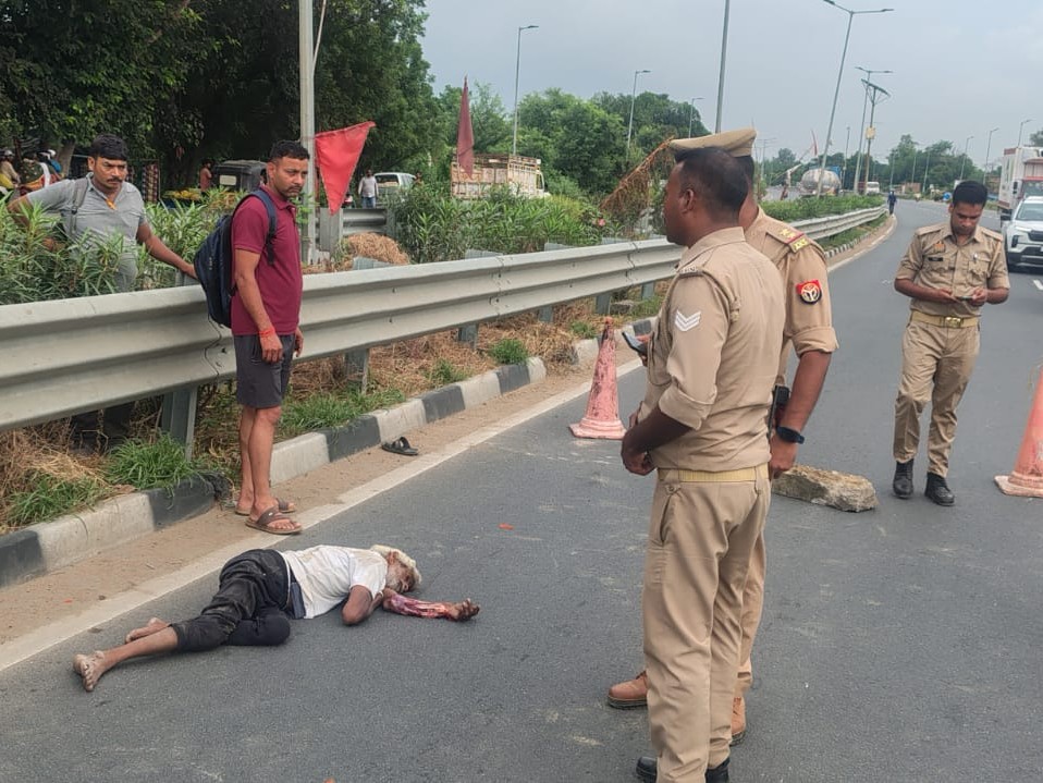 भाऊपुर में कंटेनर ने बुजुर्ग को कुचला:  डिवाइडर पार करते समय हुआ हादसा, डॉक्टर ने मृत घोषित किया – Bhaupur(Auraiya) News
