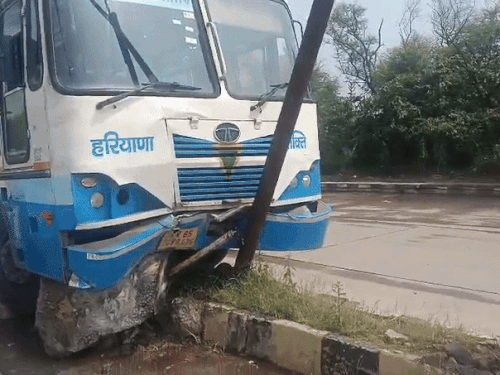 डाहर टोल पर खंभे से टकराई रोडवेज बस। - Dainik Bhaskar