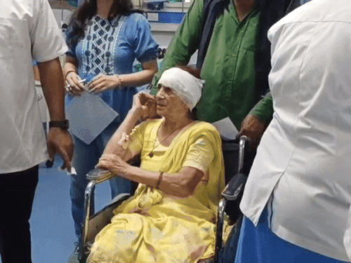 एनसी मेडिकल कॉलेज में घायल महिला यात्री को कॉलेज लेकर पहुंचे अन्य यात्री।