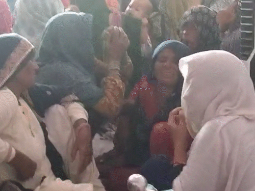 फोटो दानिश के घर का है। जब बच्चे की मौत की खबर मिली तो परिवार की महिलाएं भी घर पहुंची।