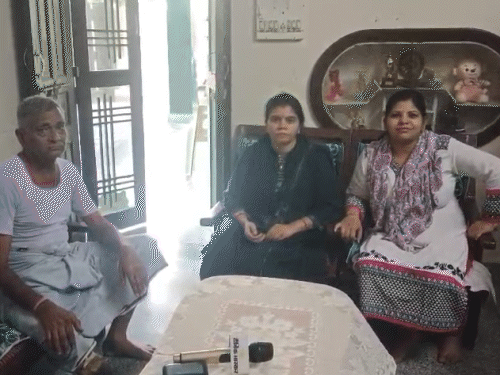 व्यापारी बाबूलाल अपने परिवार के साथ।