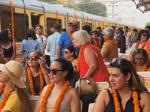 40 यात्रियों में से 30 पर्यटक अमेरिका से आए हैं, साथ ही अन्य देशों से भी यात्री इस यात्रा में सम्मिलित हुए हैं।