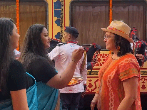 मेहमानों का माला पहनाकर और टीका लगाकर स्वागत किया गया।