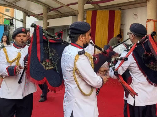 जयपुर स्टेशन पर बैंड के साथ यात्रियों क स्वागत किया गया।