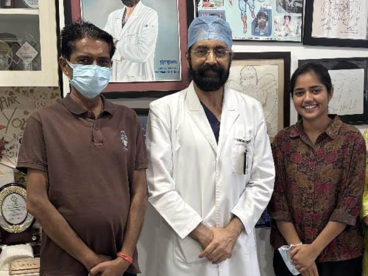 गुड़गांव के वेदांता हॉस्पिटल में ऑपरेशन के बाद पिता-पुत्री ऑपरेशन करने वाले डॉक्टर अरविंदर सिंह सोइन के साथ।
