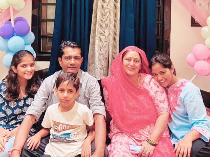 तस्वीर, मेड़तिया फैमिली की है। अपनी मां के पास बैठी दीप्ति ने पिता को लिवर डोनेट किया है।