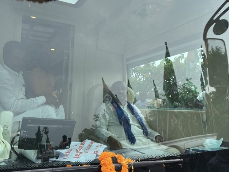 Surendra Ram sitting on the front seat of Tejashwi Yadav's bus.