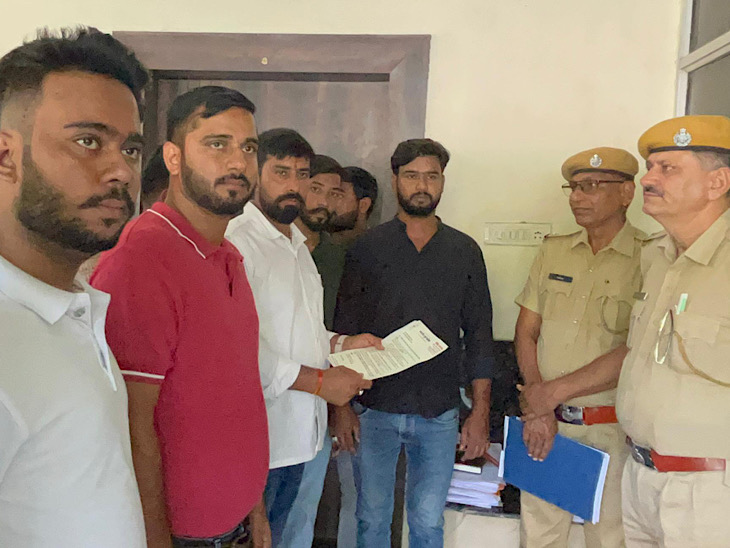 एसपी को ज्ञापन देकर जिम्मेदार अधिकारियों के खिलाफ मुकदमा दर्ज कर कार्रवाई करने की मांग की गई है।