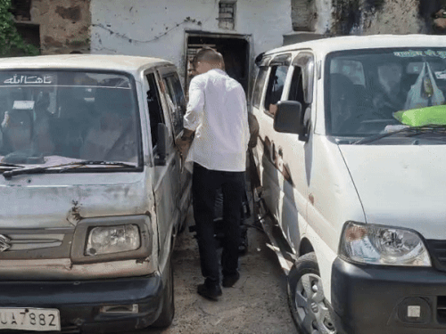 रामगंज थाना पुलिस ने युवक को डिटेन कर गाड़ियों को जब्त किया है।