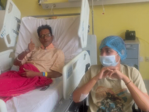 ये वो तस्वीर है, जिसमें ऑपरेशन के बाद दीप्ति अपने पिता के पास पहुंची थी।