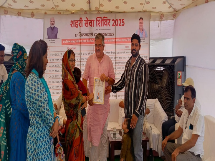 शिविर में पट्टा सौंपते विधायक जोशी एवं अन्य।