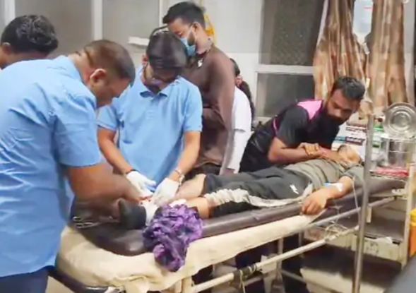 हमले में युवक के दोनों पैर फ्रैक्चर हो गए। गंभीर हालत में अहमदाबाद रेफर किया गया है।