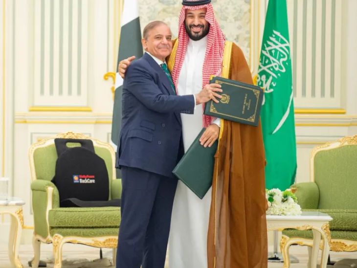 सऊदी क्राउन प्रिंस मोहम्मद बिन सलमान और पाकिस्तान के PM शहबाज शरीफ ने रक्षा समझौते पर साइन करने के बाद एकदूसरे को गले लगाया। - Dainik Bhaskar