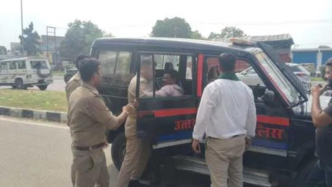 एनएच पर नशे में ट्रक चलाने वाले ड्राइवर को ले जाते पुलिसकर्मी