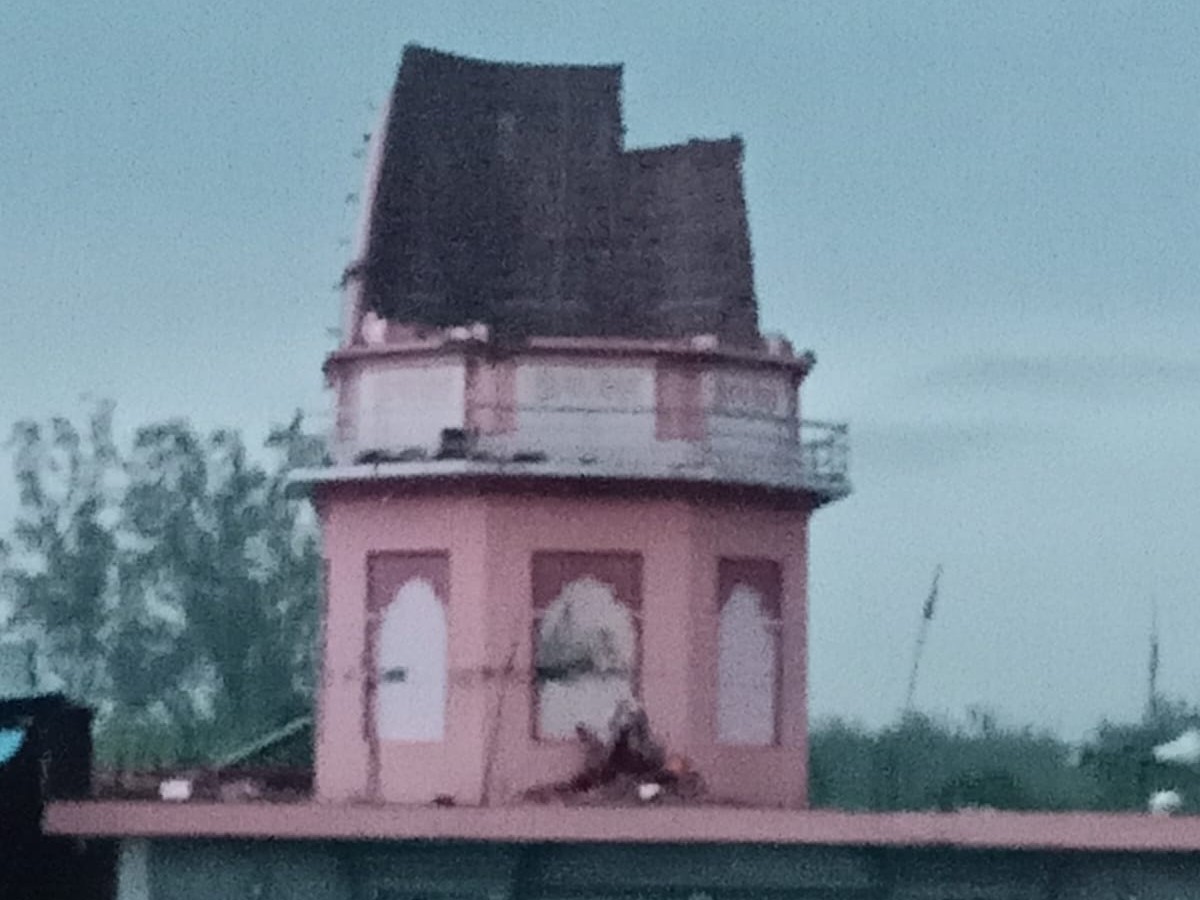 यमुनानगर के छछरौली क्षेत्र के गांव लेदा खादर में मंदिर का गुंबद टूटा। - Dainik Bhaskar