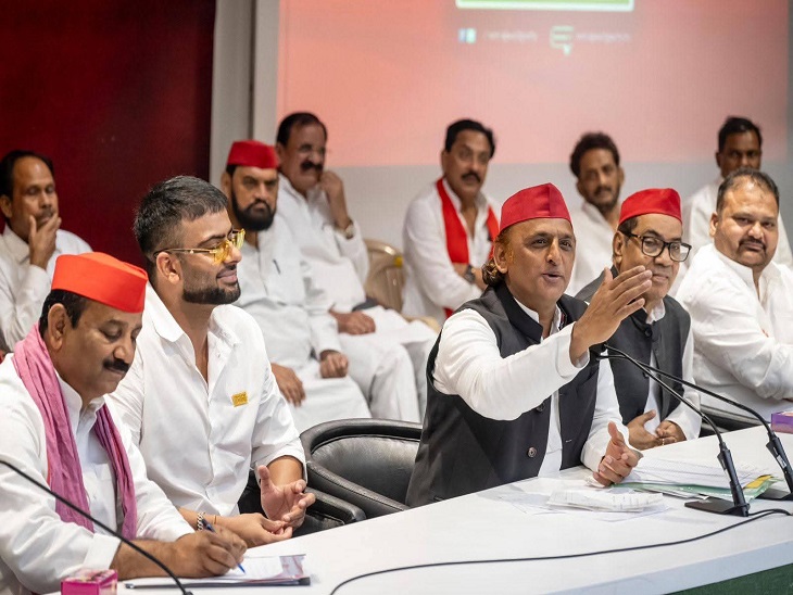 समाजवादी पार्टी के एक निजी समारोह में उपस्थित पंजाबी गायक मनकीरत औलख।