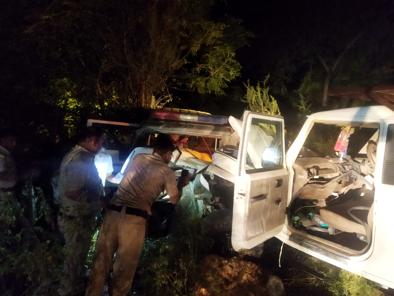 जबरदस्त टक्कर से दोनों वाहन बुरी तरह क्षतिग्रस्त हो गए।