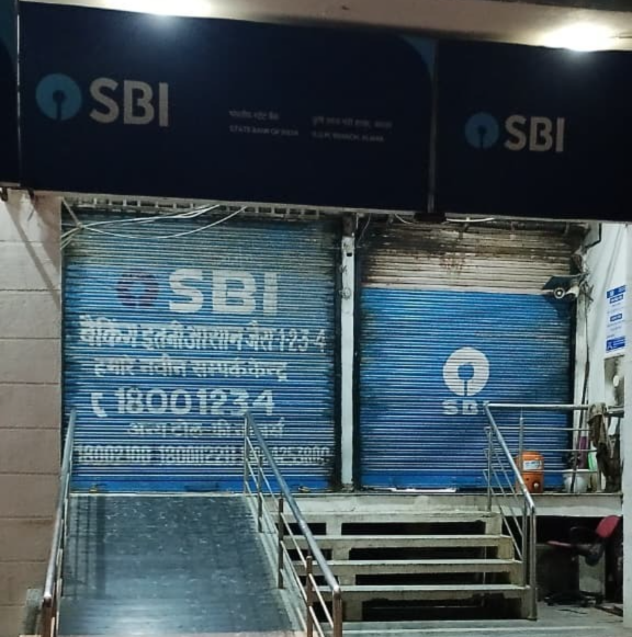 On Tuesday night, the Kotwali police closed SBI's ATM.