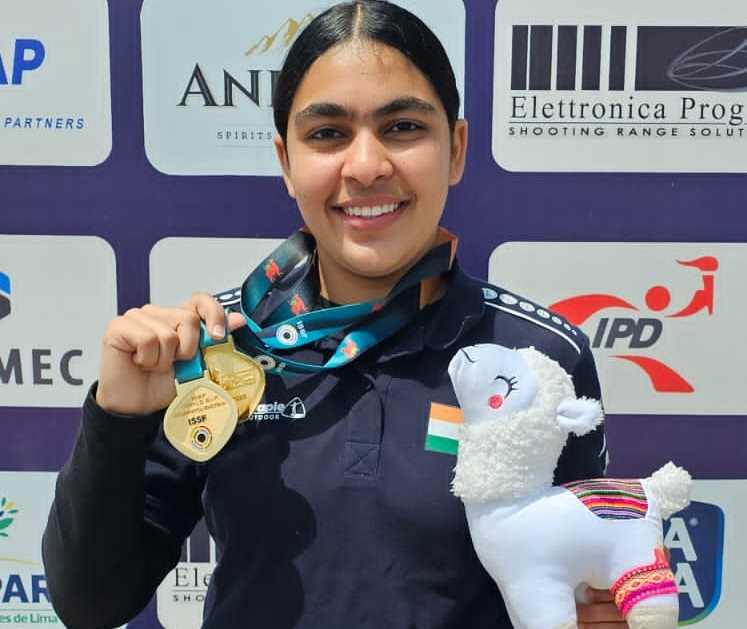 Suruchi Phogat showing medals after victory.