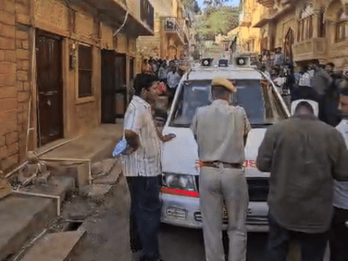 पुलिस सुसाइड के कारणों की पड़ताल कर रही है।